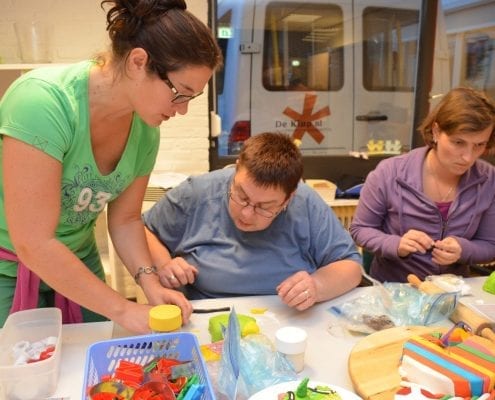 Voor deelnemers die creatief zijn is er op de dinsdag een heel leuke groep in het Meester Siebelinkhuis waar regelmatig nieuwe technieken worden uitgelegd en uitgeprobeerd. Van 19.00 – 21.00 uur.
