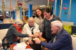 Mantelzorgers in café verrastmet lekkernijen uit verre Syrië Mantelzorgers in café verrastmet lekkernijen uit verre Syrië